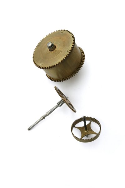 The going train and spring barrel of a table clock by Pieter Visbach
